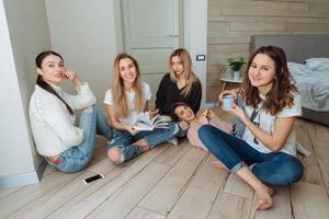 ragazze su il pavimento avere divertimento foto