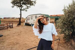 bellissimo giovane ragazza in posa nel natura su telecamera foto