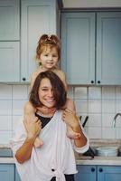 bellissimo poco figlia piggybacking su sua contento madre foto