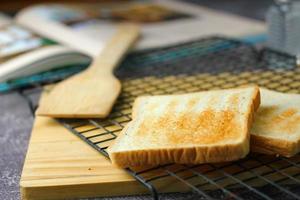 2 appena fatto toast di cui su e pronto per servire su il tavolo. foto