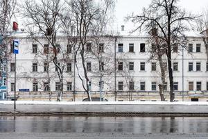 paesaggio urbano con bagnato strada e vecchio Casa nel Mosca foto