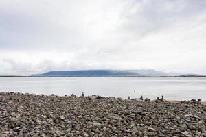 ciottolo spiaggia con pietra piramidi nel Reykjavik foto