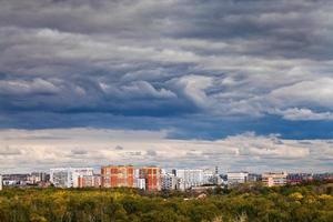 buio blu piovoso nuvole al di sopra di città nel autunno foto