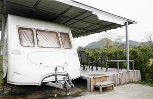 caravan trailer con balcone nel davanti foto