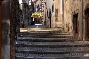 scanno, italia-agosto 8, 2021-passeggiando attraverso il stretto strade di scanno, uno di il molti antico villaggi di Italia durante un' estate giorno foto