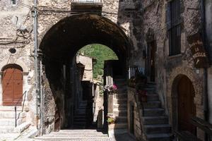 scanno, italia-agosto 8, 2021-passeggiando attraverso il stretto strade di scanno, uno di il molti antico villaggi di Italia durante un' estate giorno foto