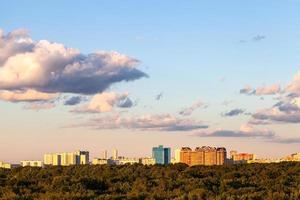 tramonto blu e rosa cielo al di sopra di città e foresta foto