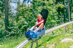 adolescenziale ragazza urla andando giù un' montagna rullo sottobicchiere foto