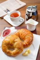 colazione con cornetto, marmellata e tè inglese foto