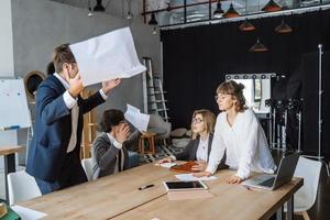 attività commerciale persone avendo discussione, disputa o disaccordo a incontro o negoziati foto