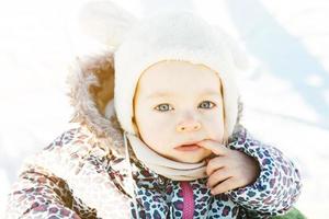 poco ragazza passeggiate nel il neve foto