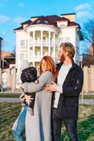 contento mamma papà e figlio abbracciare nel il parco foto