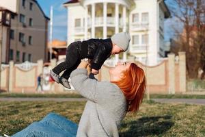 madre e figlio su il erba foto