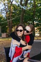 ragazza abbracciare sua amico. ritratto Due amiche nel il parco. foto