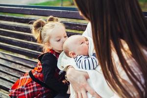 madre e Due figlie riposo su un' panchina foto