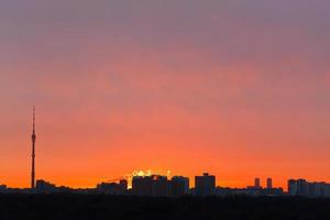 presto rosso alba al di sopra di città foto