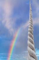 cordone sorge nel blu cielo con arcobaleno foto