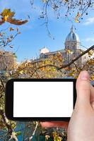 smartphone con tagliare su schermo e autunno Roma foto
