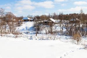 poco russo villaggio nel soleggiato inverno giorno foto