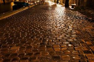 bagnato banchina nel Parigi a notte foto