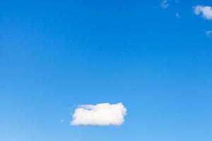 solitario poco nube nel blu cielo foto