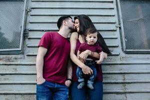 giovane famiglia con un' bambino foto