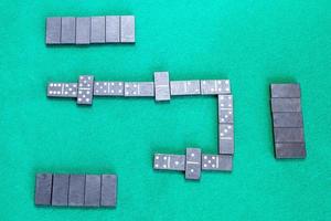 campo di gioco di domino tavola gioco con nero piastrelle foto