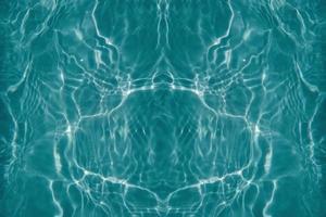 defocus sfocato trasparente blu colorato chiaro calma acqua superficie struttura con spruzzi e bolla. di moda astratto natura sfondo. acqua onda nel luce del sole con copia spazio. blu acquerello splendente. foto