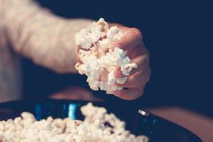 vicino su di bambino mangiare Popcorn. foto