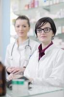 squadra di farmacista chimico donna nel farmacia farmacia foto