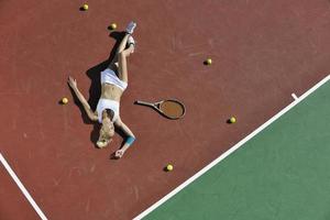 giovane donna giocare a tennis all'aperto foto