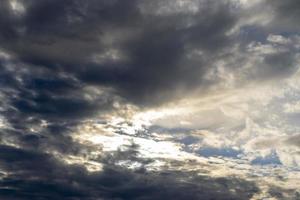 drammatico blu cielo e caldo leggero nuvole a Alba volta. foto