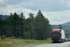 un' alta velocità strada nel il ural montagne nel Russia. carico e passeggeri trasporto su il montagna strada. foto