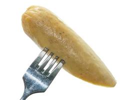 salsiccia su un' forchetta isolato su bianca foto