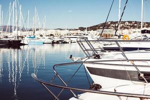 panoramica di yacht nel porto turistico di cannes, francia foto