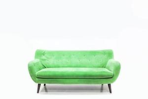 minimo concetto di vivente interno con verde divano foto