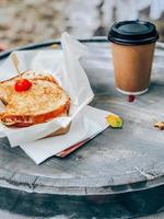 Sandwich su carta con caffè. strada cibo concetto foto