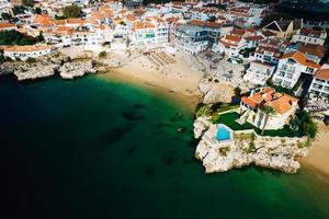 fuco aereo Visualizza di praia da Rainha e storico città centro di cascais, Portogallo foto