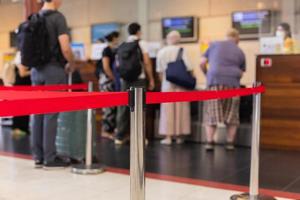 selezionato messa a fuoco su sicurezza inviare con passeggeri dai un'occhiata nel a il aeroporto. foto