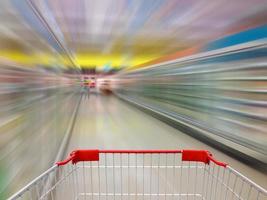 congelatore per alimenti congelati yogurt latte corridoio e scaffali nel supermercato foto