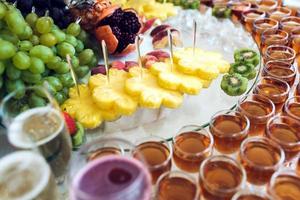 ricco buffet, whisky, Bourbon, Champagne, vino e frutta. foto