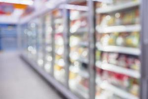 scaffali del frigorifero nel supermercato sfondo sfocato foto