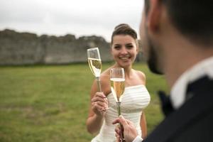 bridal coppia tintinnio bicchieri di Champagne foto