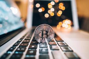 macro tiro di bitcoin monete su il computer portatile foto