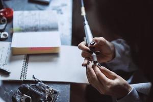 il maestro processi il prezioso metallo nel il casa laboratorio foto