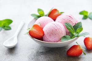 gelato alla fragola fatto in casa con fragole fresche foto