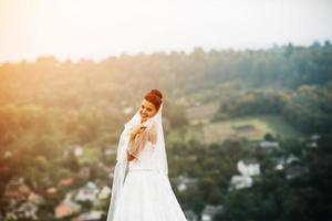 bellissimo giovane sposa pose per il telecamera foto