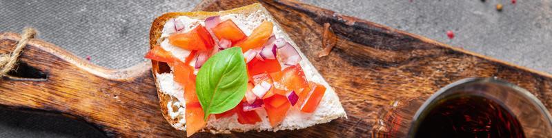 Bruschetta basilico pomodoro Sandwich merenda verdure salutare pasto cibo merenda dieta su il tavolo copia spazio cibo sfondo rustico superiore Visualizza veggie foto