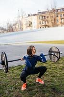 forte donna esercizio con bilanciere. gli sport, fitness concetto. foto