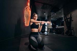 fitness donna allungamento fare pilates tratti esercizi foto